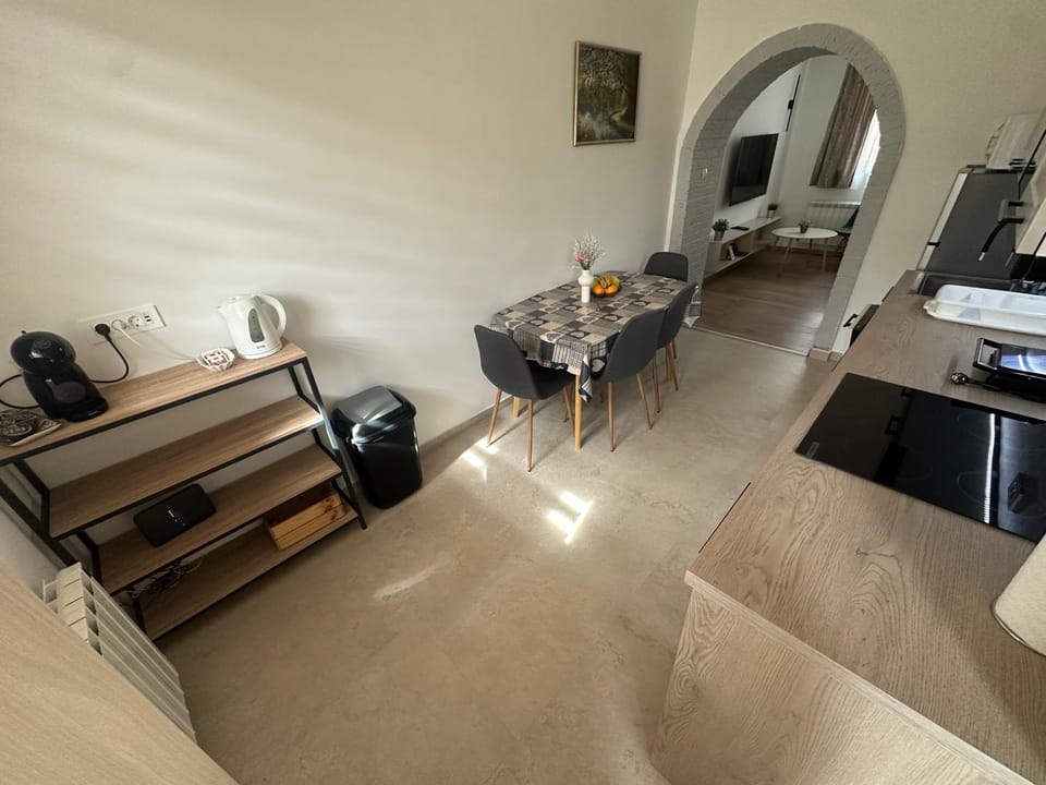 Dining area, kitchen