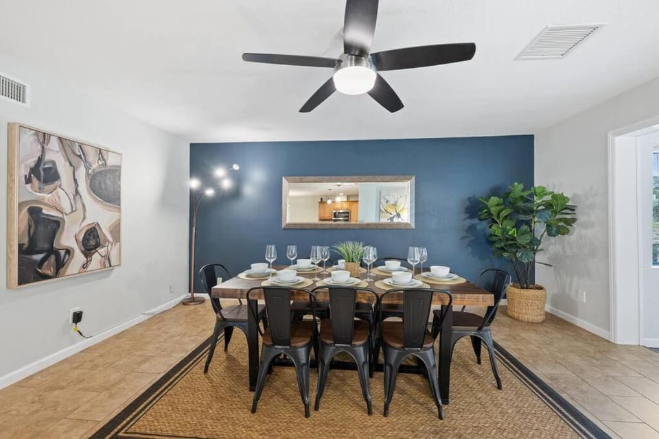 4 BR Home with Game Room! Family Friendly! Centrally Located! Bed and Breakfast in Linda Vista