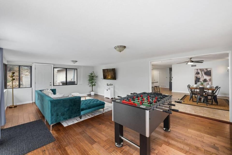 4 BR Home with Game Room! Family Friendly! Centrally Located! Bed and Breakfast in Linda Vista