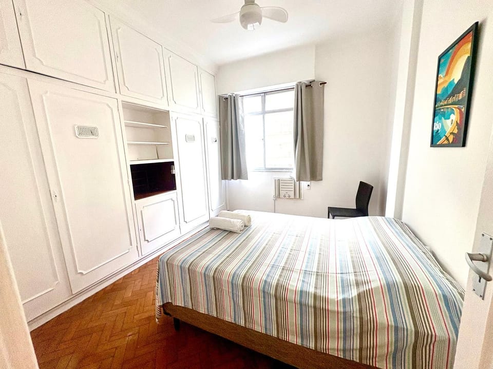 Apartamento completo ao lado da praia de COPACABANA, 2 quartos , 2 banheiros, andar alto , enorme, ar cond, ,wifi, tv smart, pauloangerami NSC109 Apartment in Rio de Janeiro