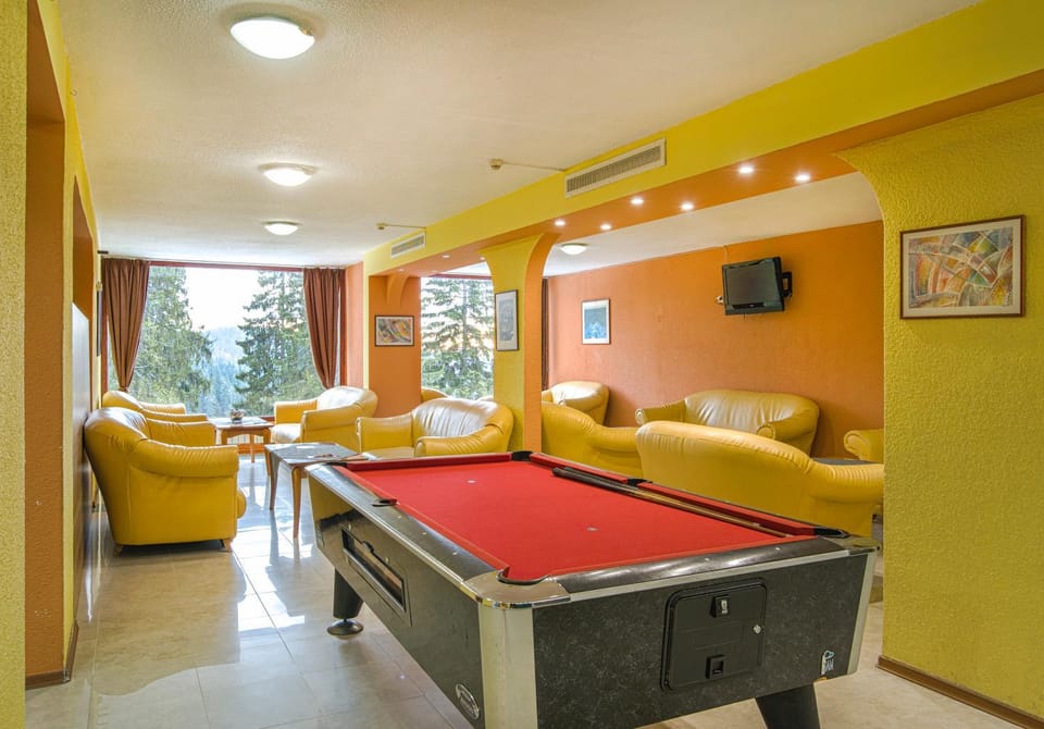 Billiard, Lounge or bar