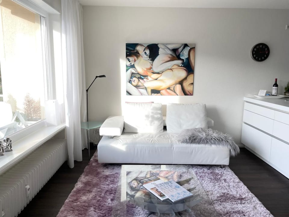 Living room, Photo of the whole room, Decorative detail