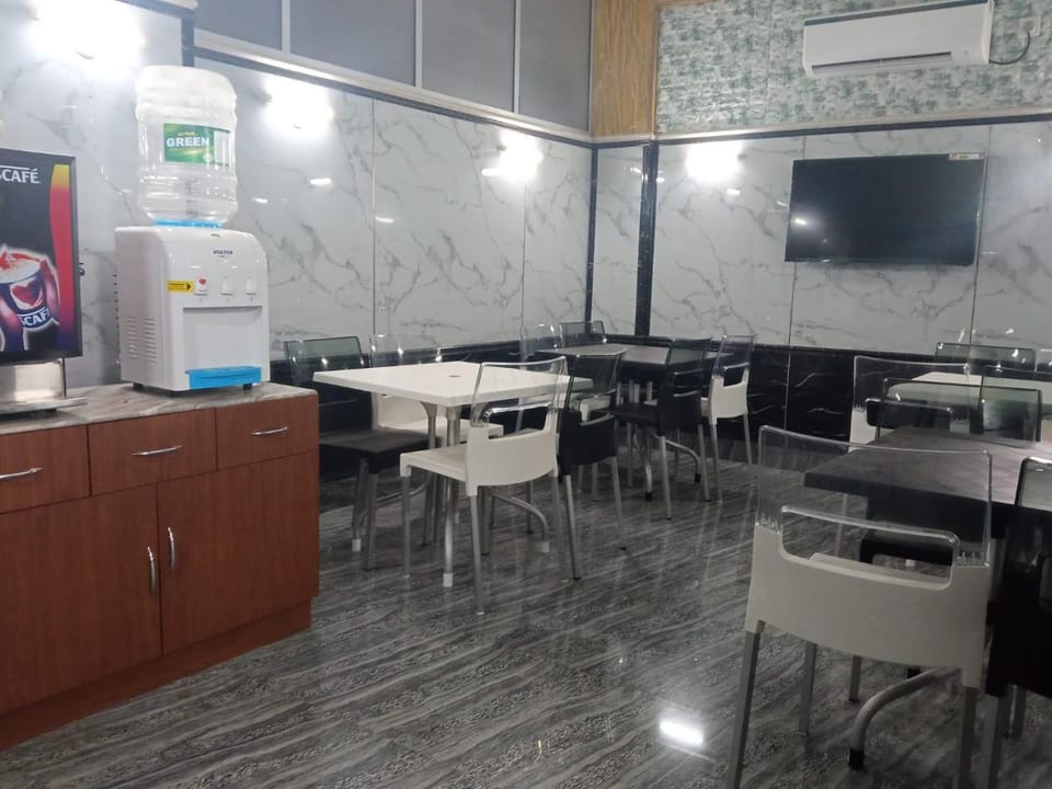 Restaurant/places to eat, Lounge or bar