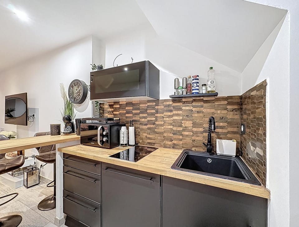 Kitchen or kitchenette, kitchen