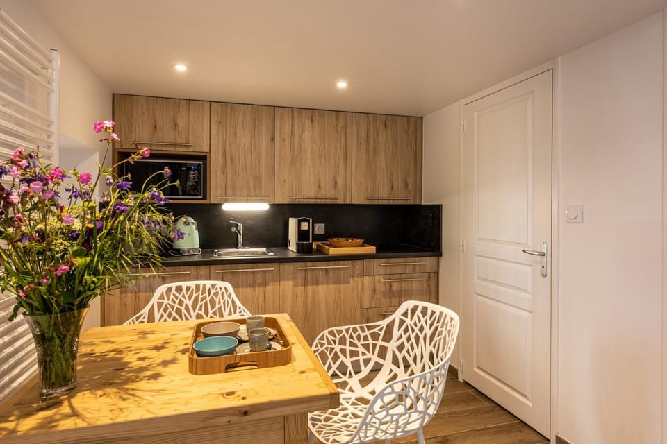 Kitchen or kitchenette, Dining area