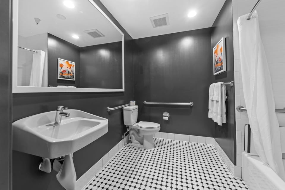 Shower, Toilet, Bathroom, towels