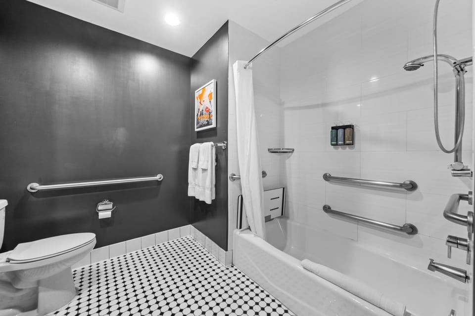 Shower, Toilet, Bathroom, Bath, towels