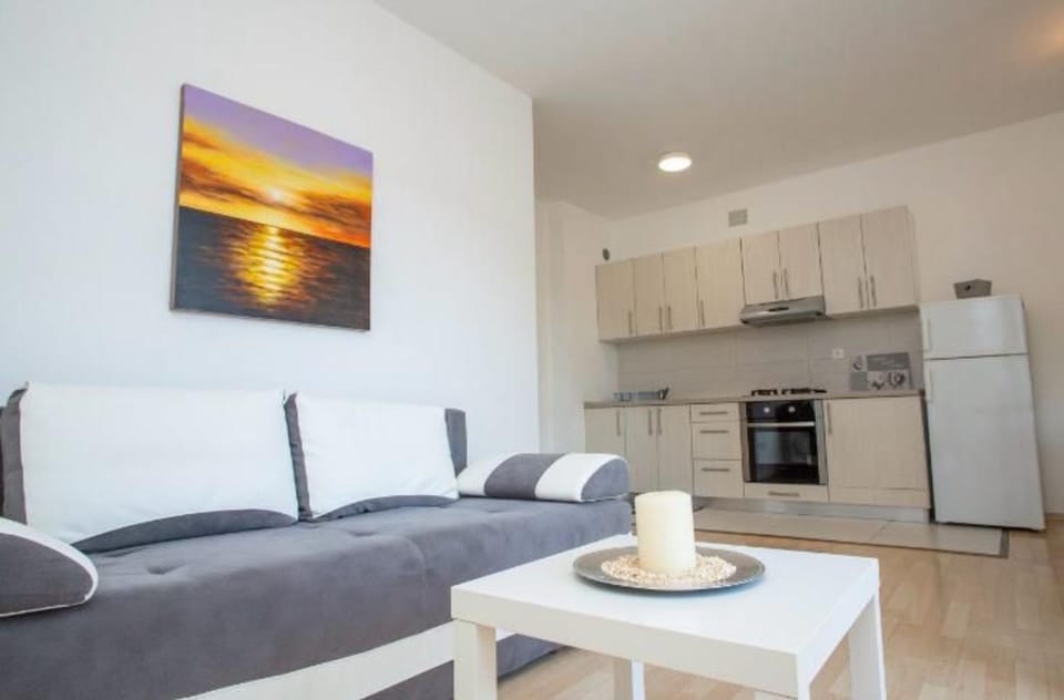 Kitchen or kitchenette, Living room, Seating area, oven, stove