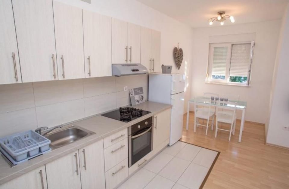 Kitchen or kitchenette, Dining area, oven, stove