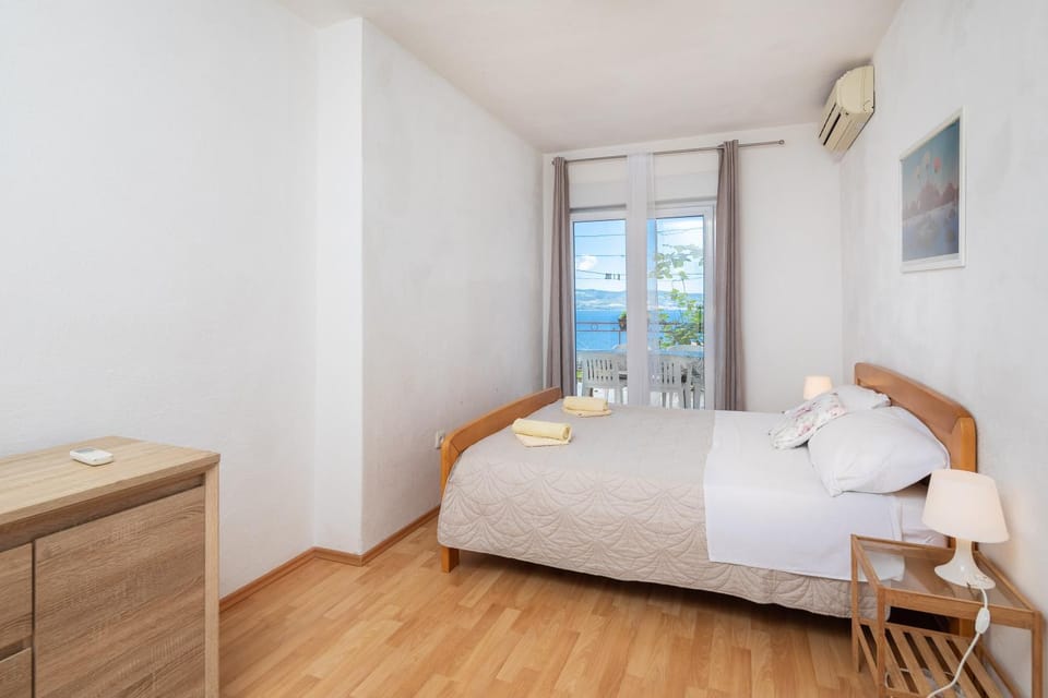 Photo of the whole room, air conditioner