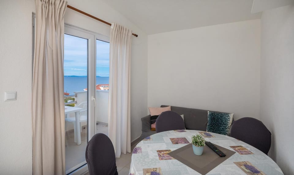 Seating area, Dining area, Sea view