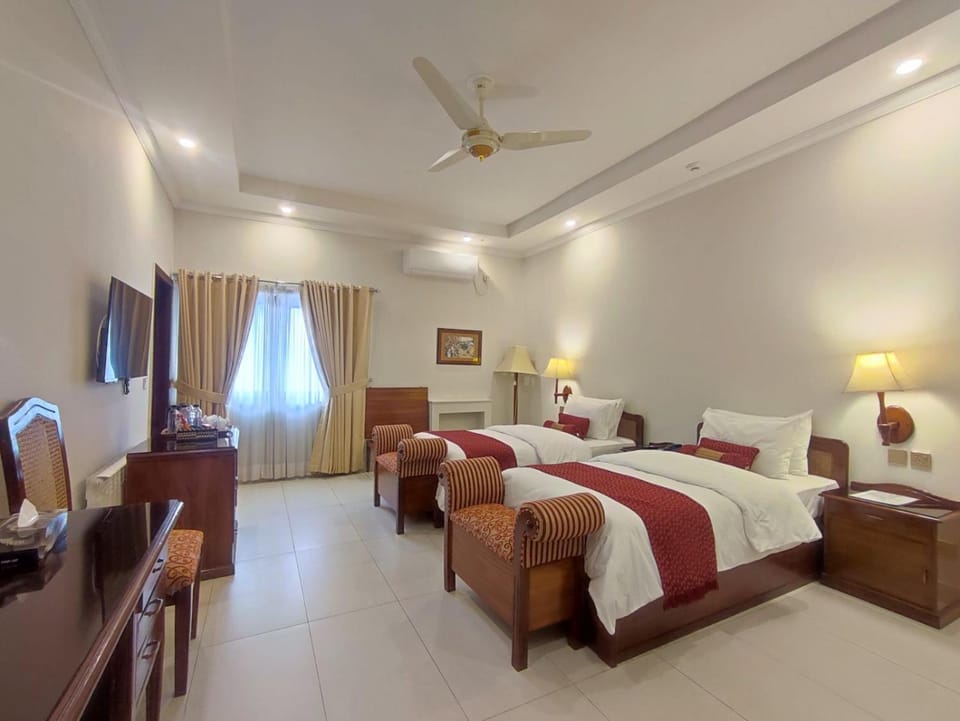 Communal lounge/ TV room, Bed, TV and multimedia, Photo of the whole room, Bedroom, fireplace, air conditioner