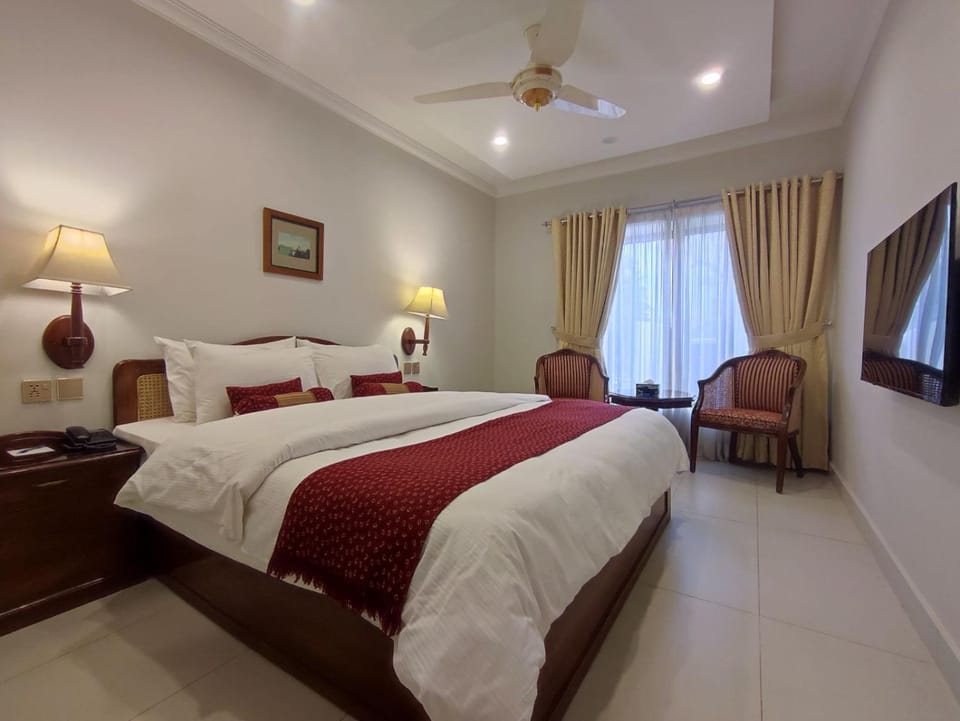 Bed, Photo of the whole room, Bedroom, fireplace