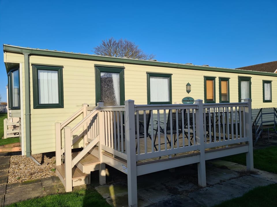 Property building, Day, Balcony/Terrace