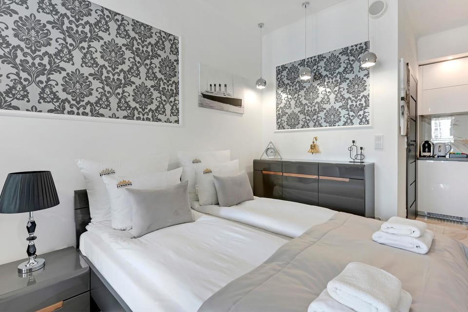 Bed, Kitchen or kitchenette, Photo of the whole room, Bedroom, towels, air conditioner