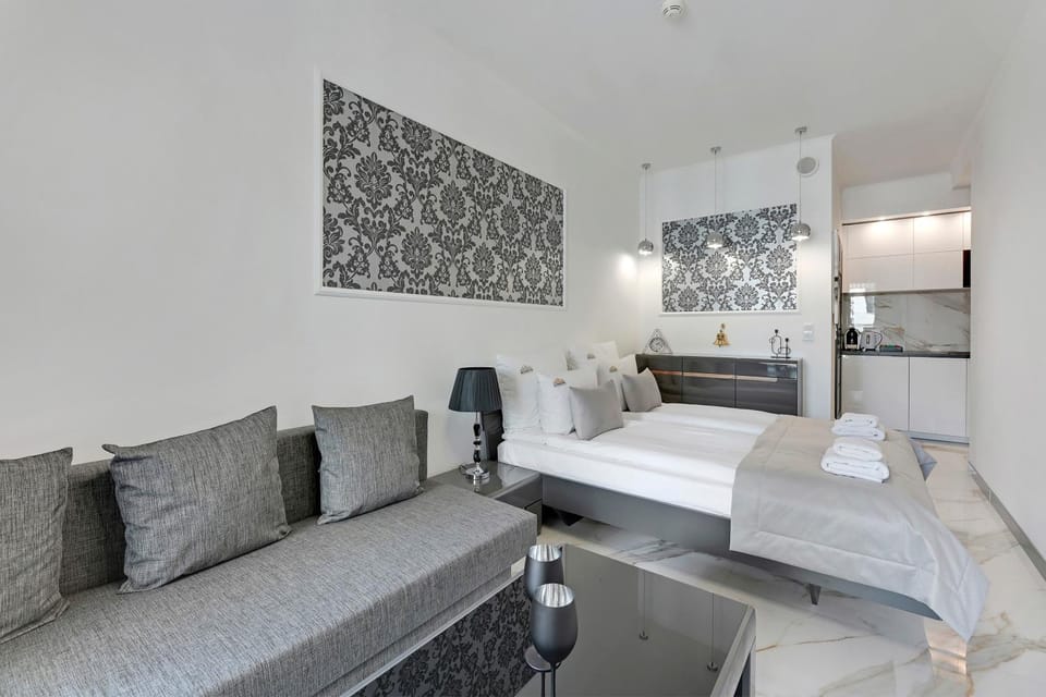 Bed, Kitchen or kitchenette, Living room, Photo of the whole room, Seating area, Bedroom