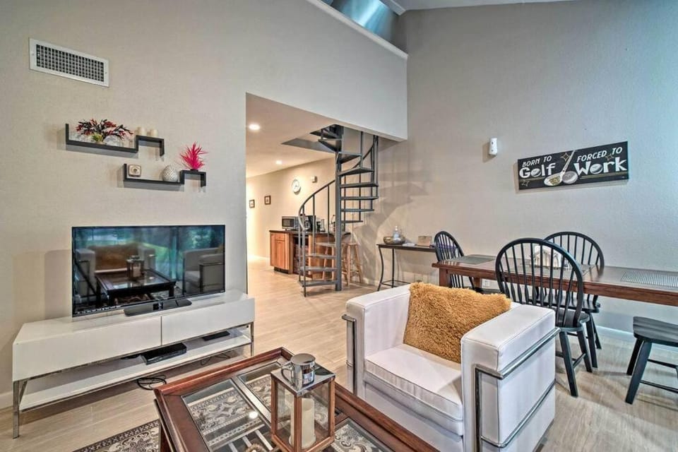 Lovely 2-Bedroom, 2-Bath Condo On The Golf Course Apartment in Lake Conroe