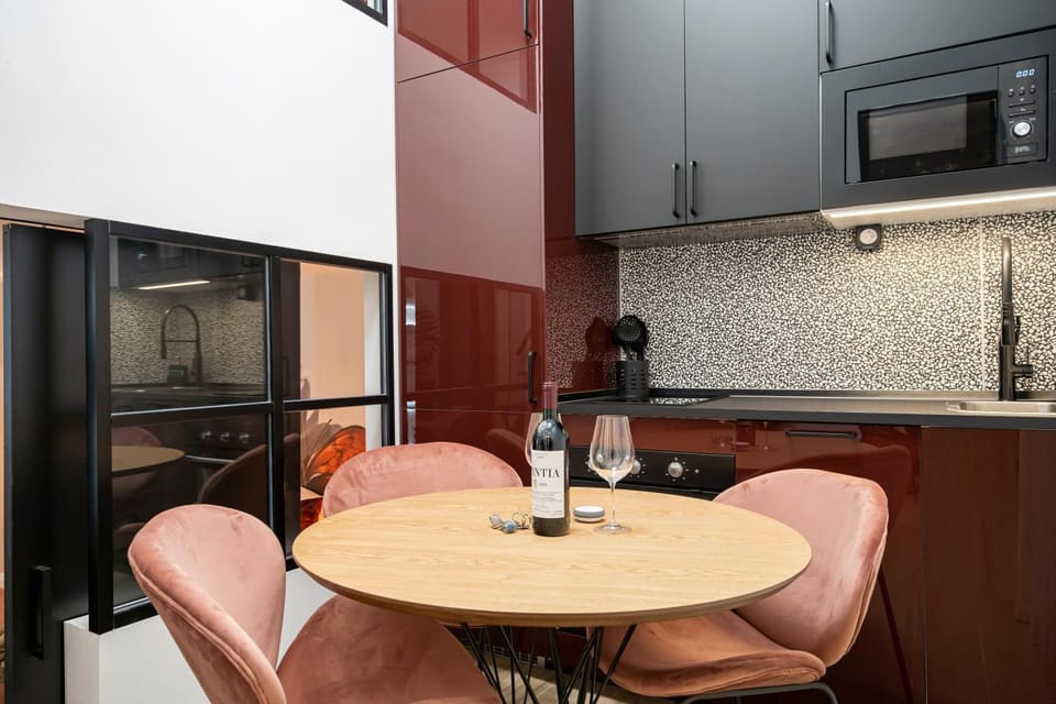 Kitchen or kitchenette, Dining area