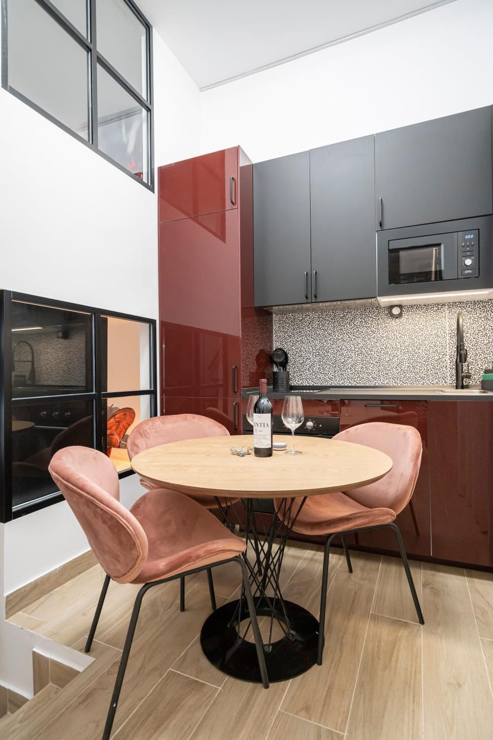 Kitchen or kitchenette, Dining area