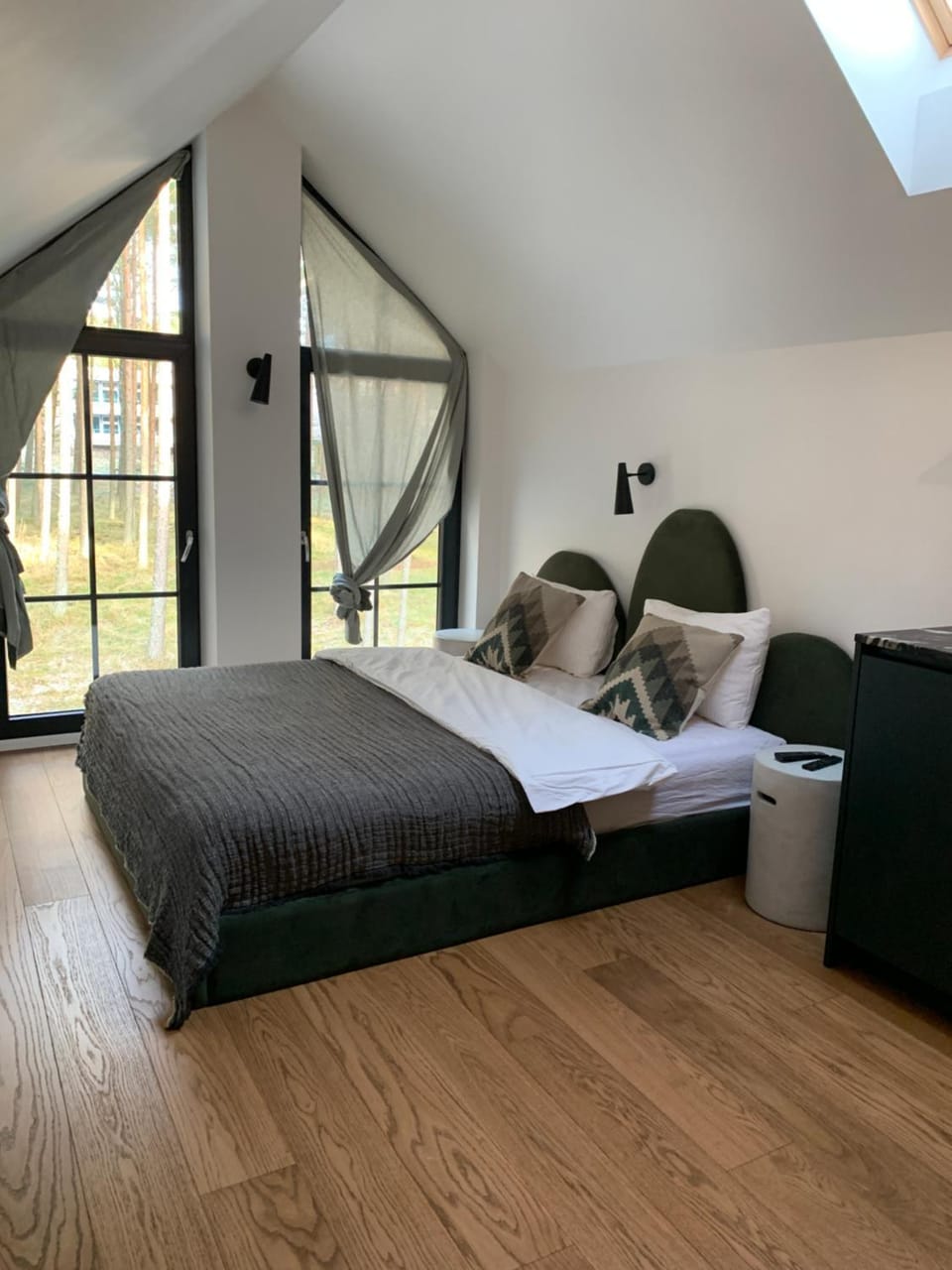 Bed, Photo of the whole room, Seating area, Bedroom, towels