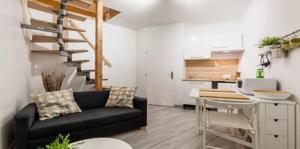 Kitchen or kitchenette, Living room, Seating area, Dining area