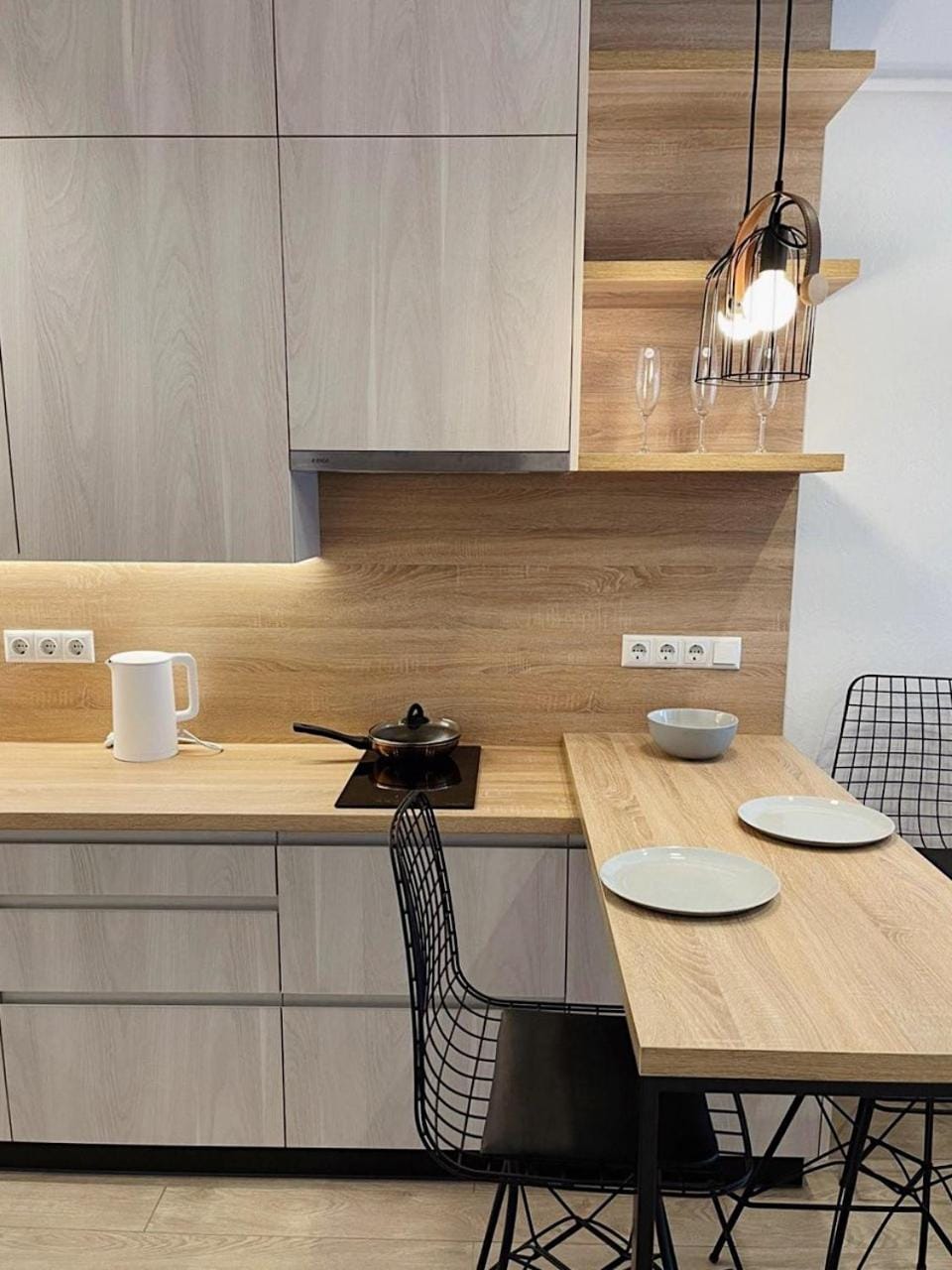 Coffee/tea facilities, Kitchen or kitchenette, Dining area, minibar, stove