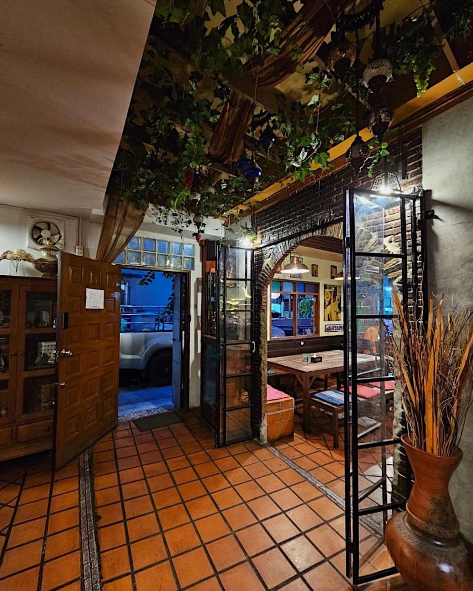 Baan Glang Soi Restaurant & Guesthouse Bed and Breakfast in Bangkok