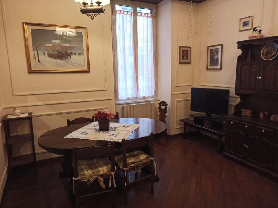TV and multimedia, Living room, Seating area, Dining area