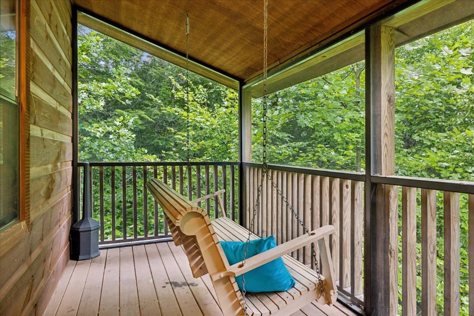 Lucky Cub Cabin Cabin in Sevier County