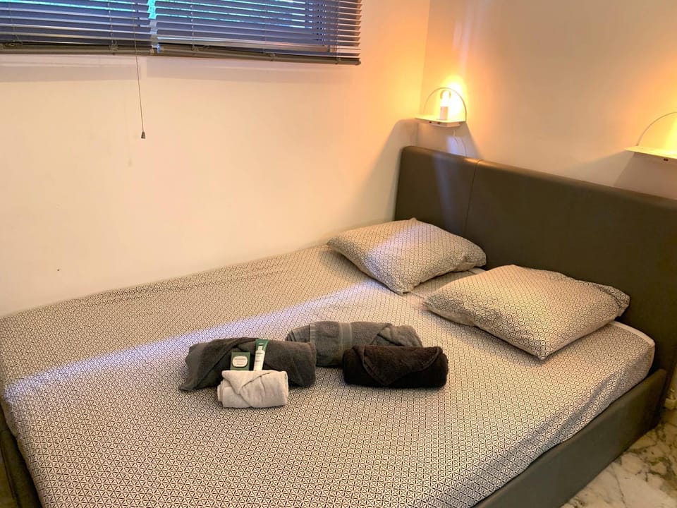 Bed, towels