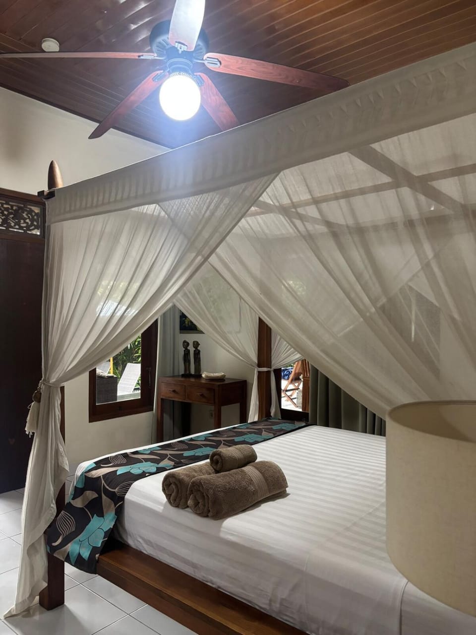 Bedroom, towels