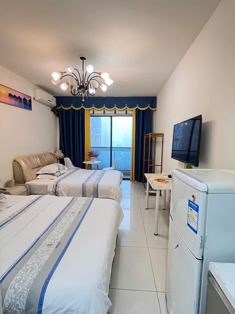 Property building, Communal lounge/ TV room, Bed, TV and multimedia, Photo of the whole room, Bedroom
