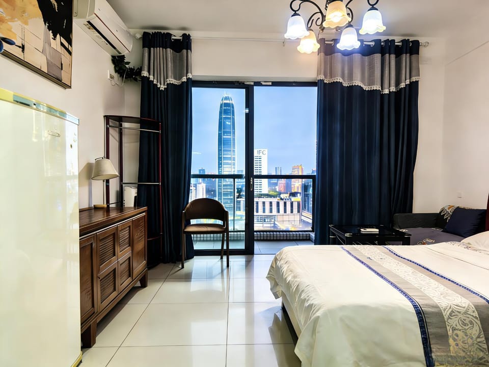 Property building, Bed, TV and multimedia, Living room, Photo of the whole room, Seating area, Bedroom, air conditioner