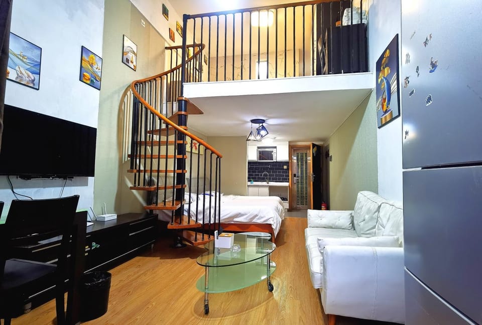 Communal lounge/ TV room, Bed, TV and multimedia, Living room, Photo of the whole room, Seating area, Evening entertainment, Bedroom