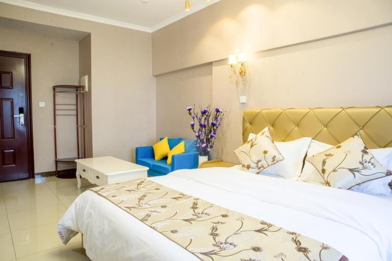 Bed, Living room, Photo of the whole room, Seating area, Bedroom, wardrobe