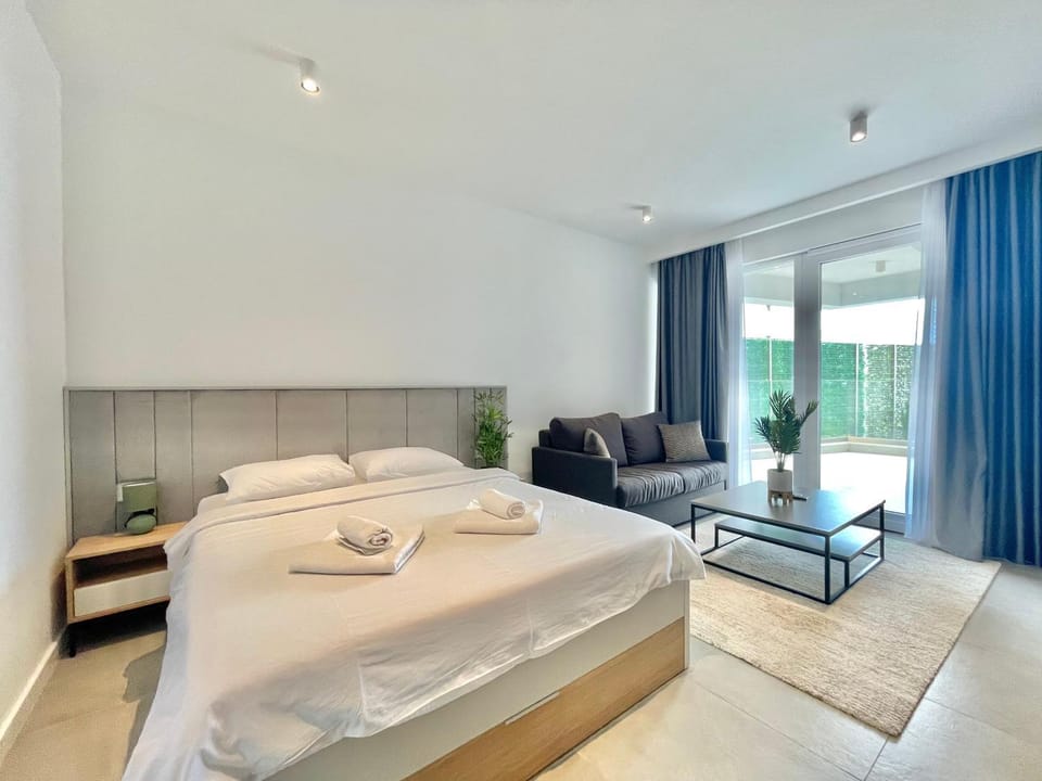 Bed, Living room, Photo of the whole room, Seating area, Bedroom, towels