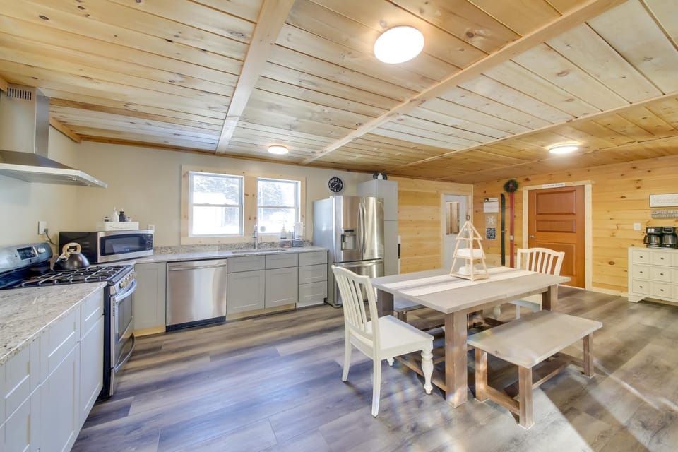 ‘Rangeley Retreat’ Cabin-Style Home: Lake Access Cabin in Rangeley Lake