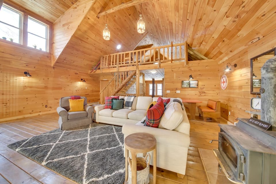 ‘Rangeley Retreat’ Cabin-Style Home: Lake Access Cabin in Rangeley Lake