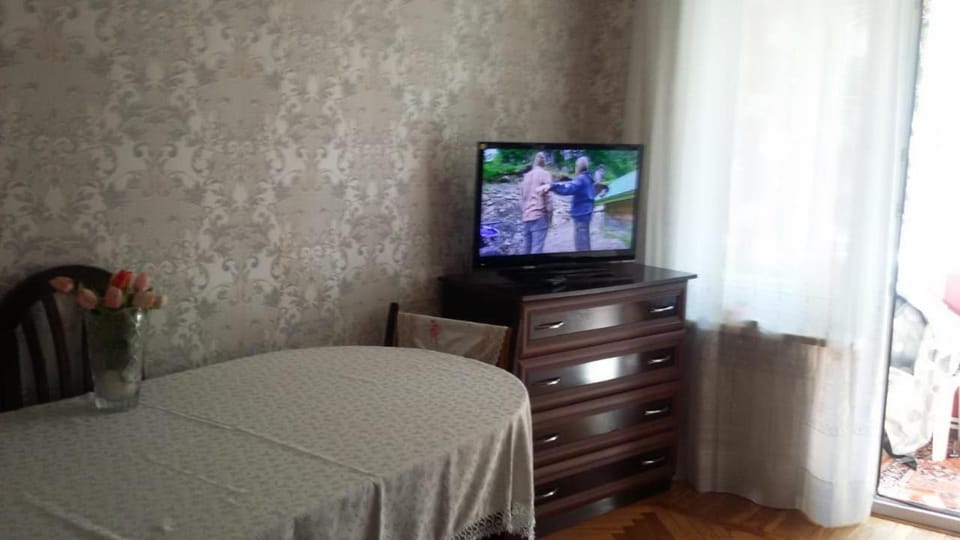 Communal lounge/ TV room, Day, Activities, TV and multimedia, Living room, Seating area