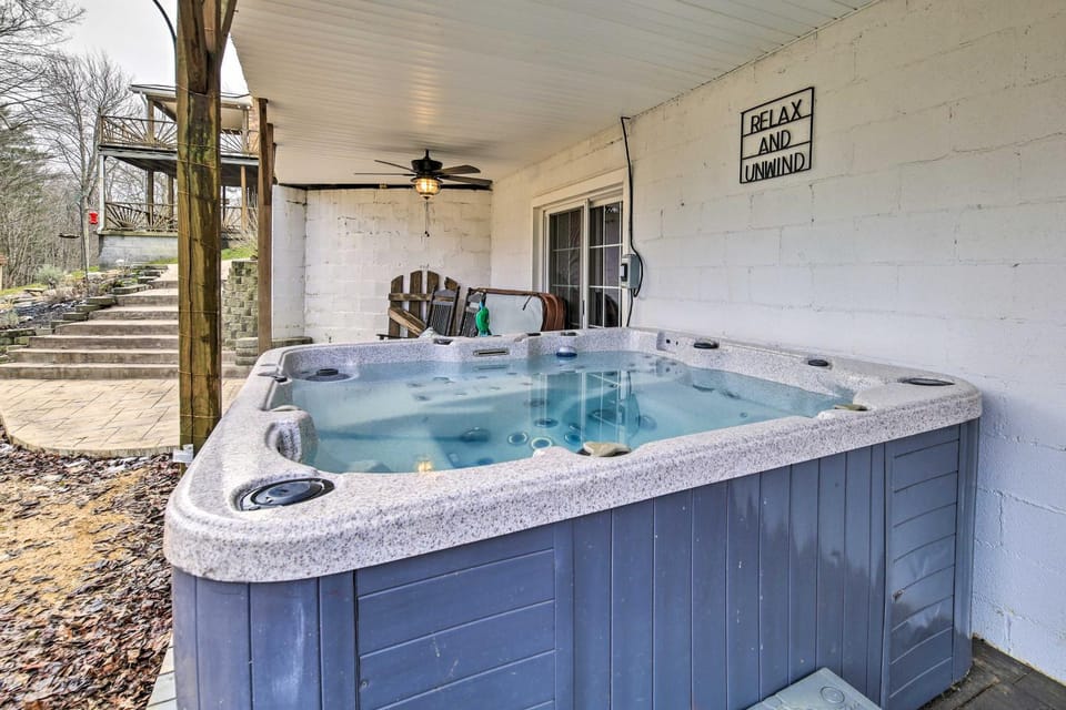 Beckley Studio w/ Hot Tub, 4 Mi to WVU Tech! Apartment in West Virginia