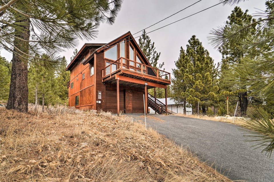 Deck + Fireplace: Log Cabin in Tahoe Donner! Cabin in Truckee