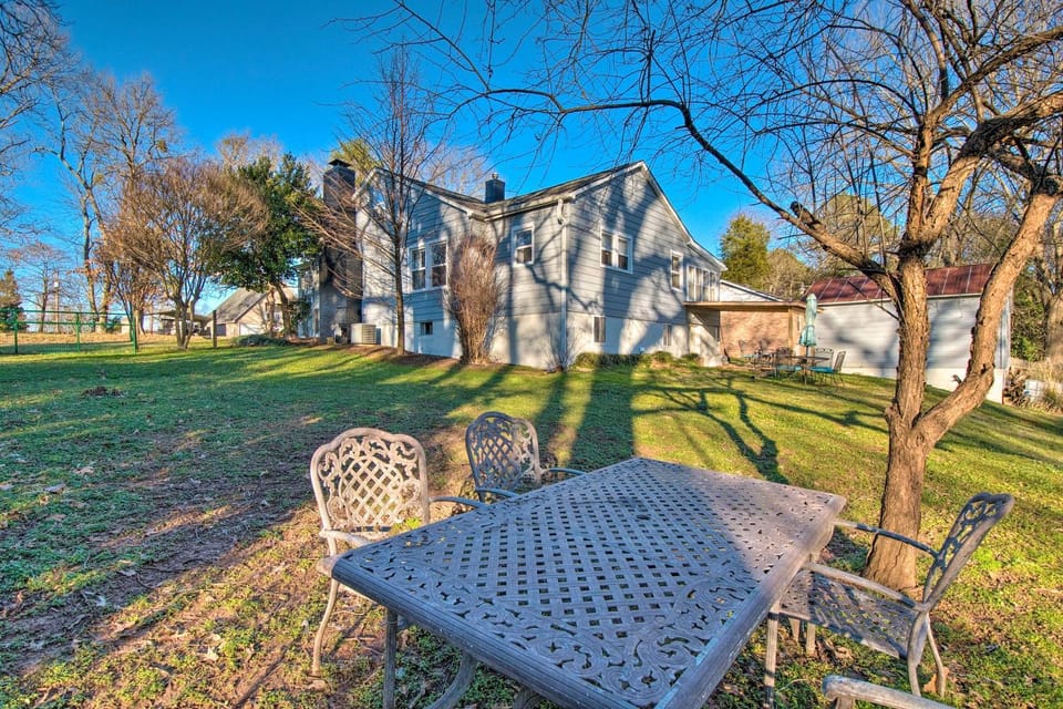 Modern Florence Getaway w/ Patio & Grill! House in Florence