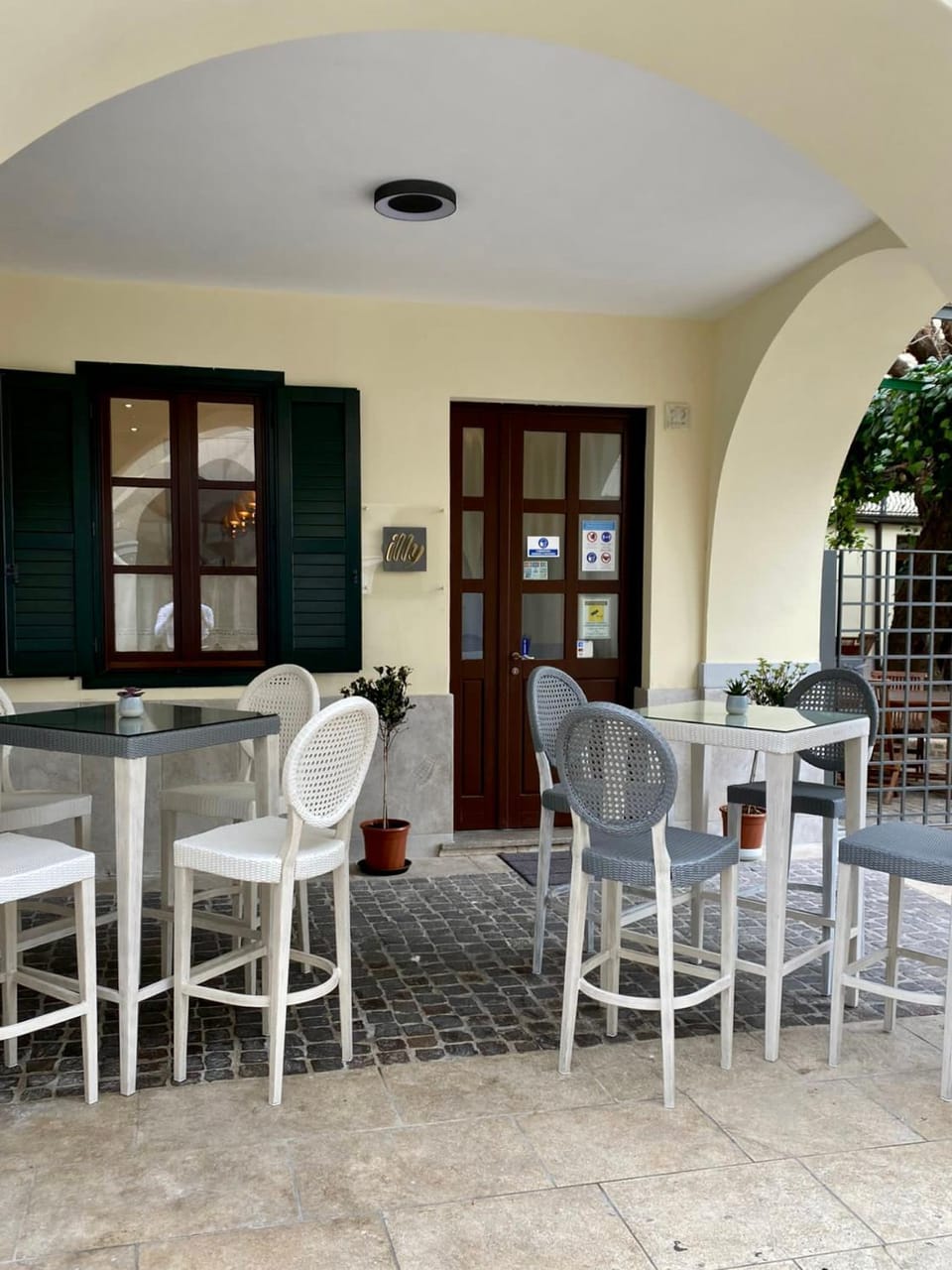 Property building, Patio, Restaurant/places to eat, Lounge or bar