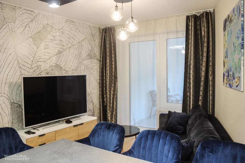 Communal lounge/ TV room, TV and multimedia, Living room, Seating area, Evening entertainment
