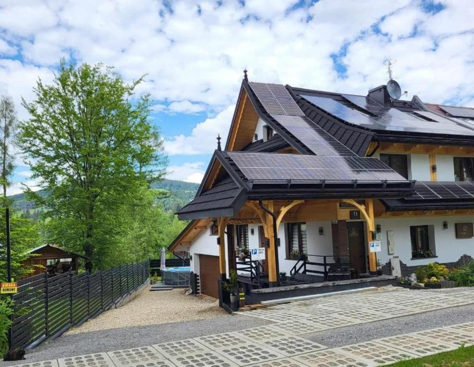 Property building, Spring, Day, Neighbourhood, Natural landscape, Summer, BBQ facilities, Garden, Balcony/Terrace, Floor plan, Garden view, Mountain view, Pool view, Street view, Family, Parking, pet friendly