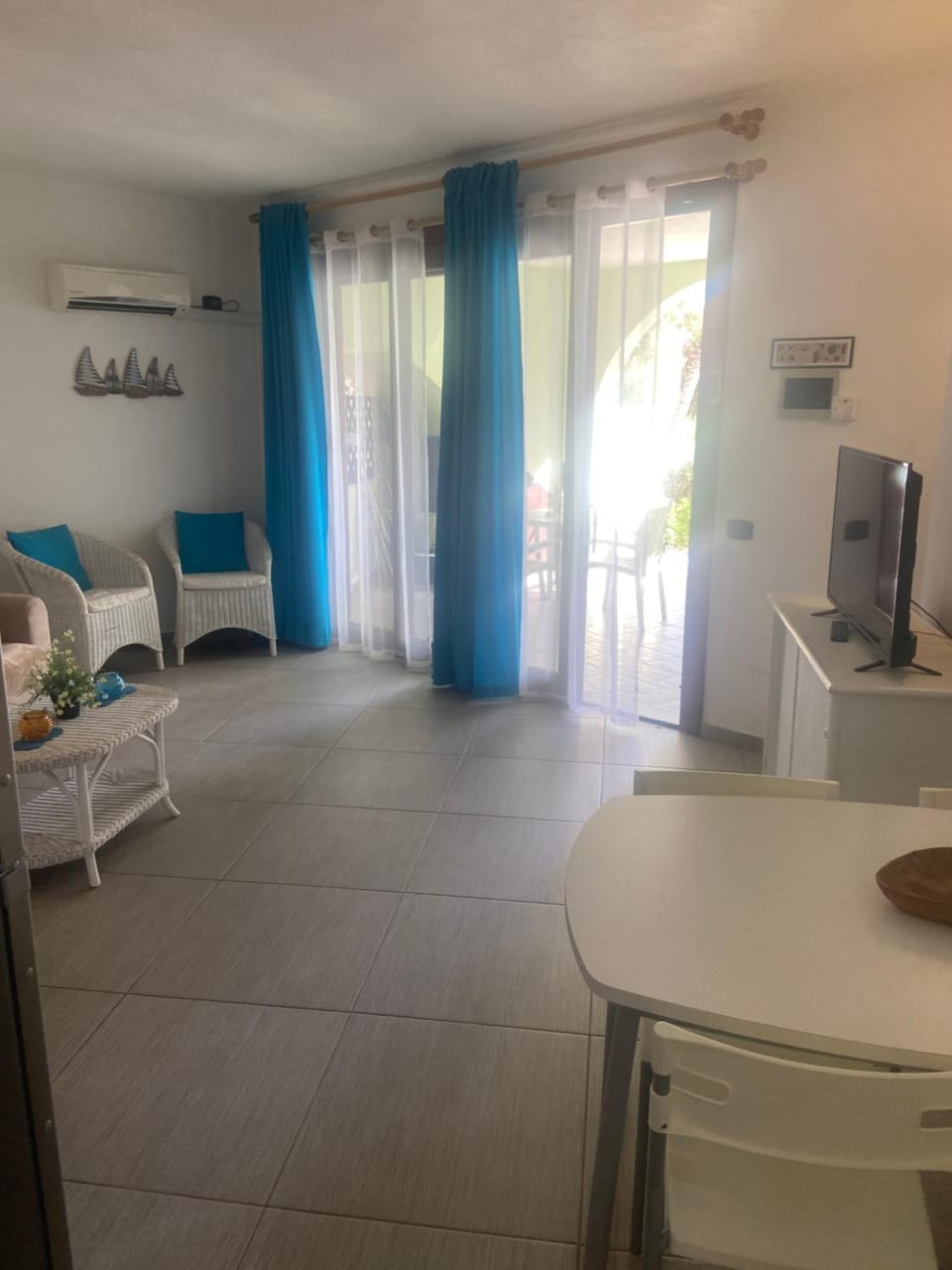 TV and multimedia, Living room, Dining area, hair dresser, air conditioner