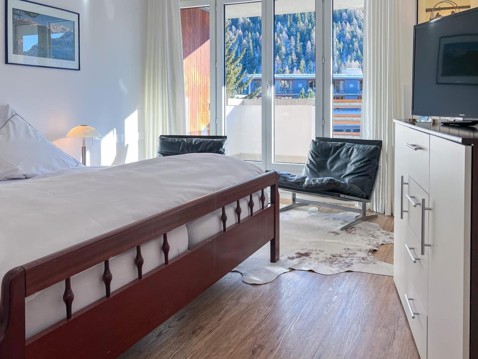 Bed, TV and multimedia, Photo of the whole room, Bedroom