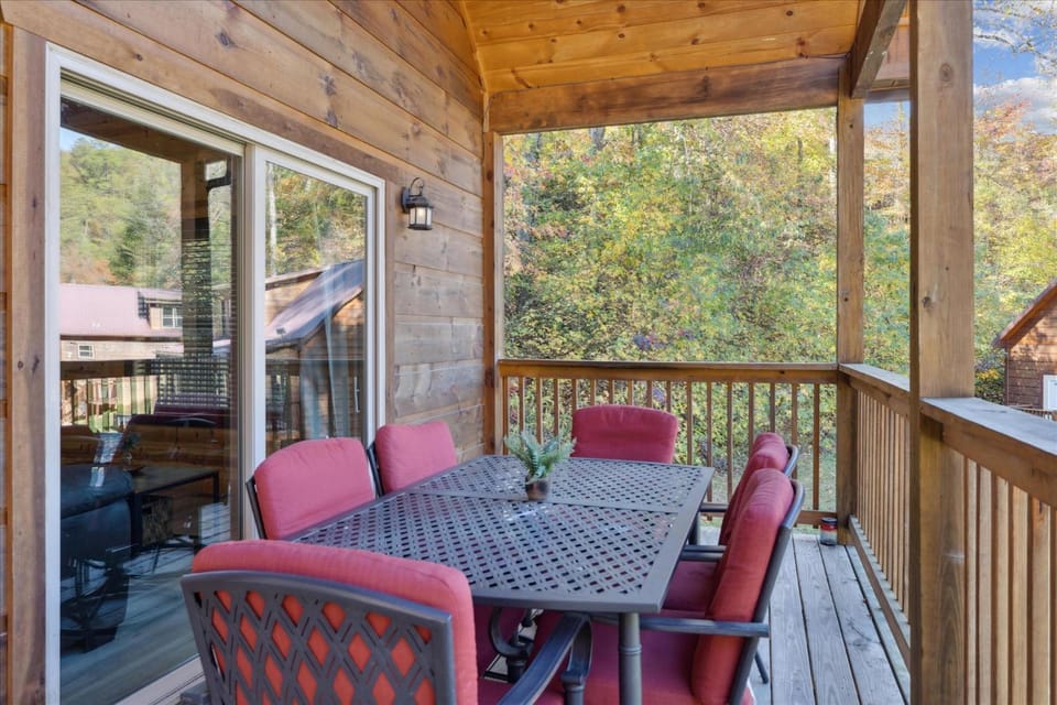 Lazy Raccoon Cabin Cabin in Sevier County