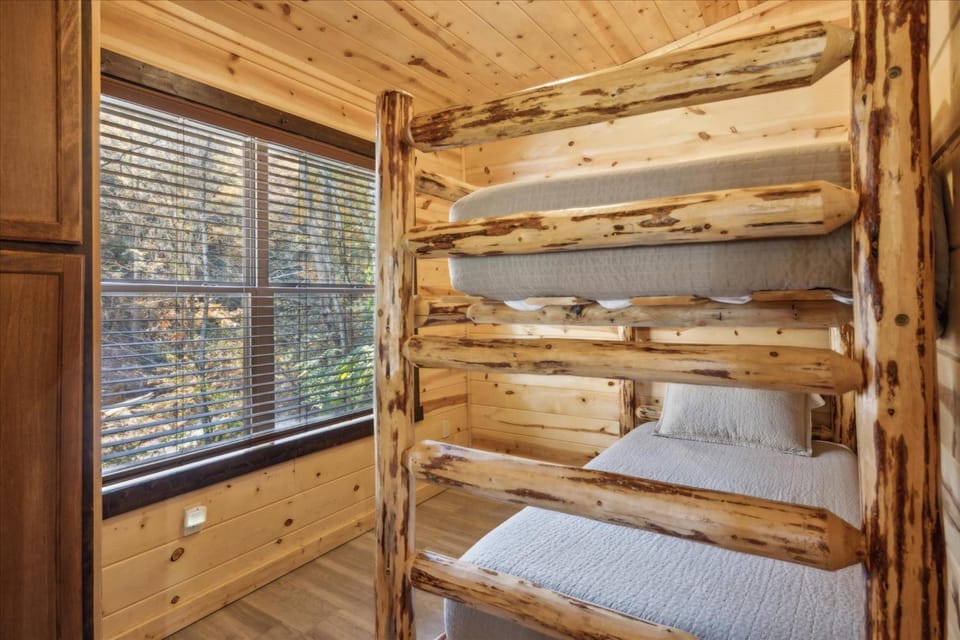 Lazy Raccoon Cabin Cabin in Sevier County