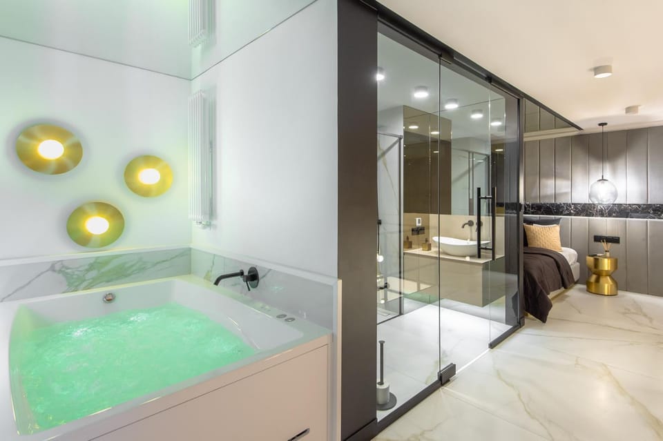 Hot Tub, Bathroom, Bedroom